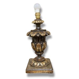 lampada in legno dorata da comò, XVII secolo
