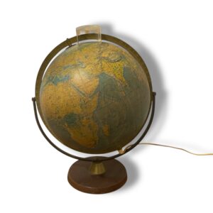 mappamondo con lente di ingrandimento
